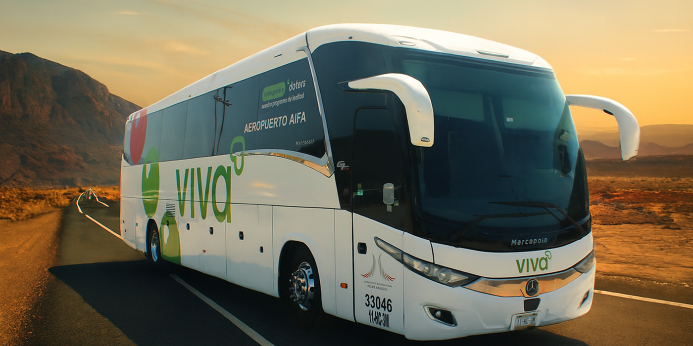 Autobús moderno de VivaBus en carretera durante un atardecer montañoso