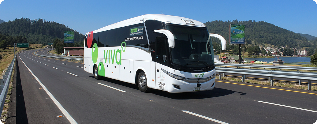 Autobús de pasajeros VivaBus transitando por una autopista en México